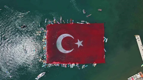 Sapanca Gölü'nde Türk Bayrağı Açıldı
