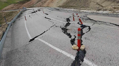 Ahlat-Malazgirt Yolunda Heyelan Tehlikesi