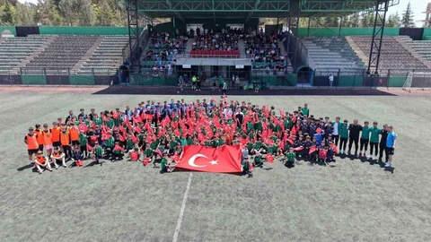 Çayırova’da 19 Mayıs Coşkusu Yeşil Sahada Yaşandı