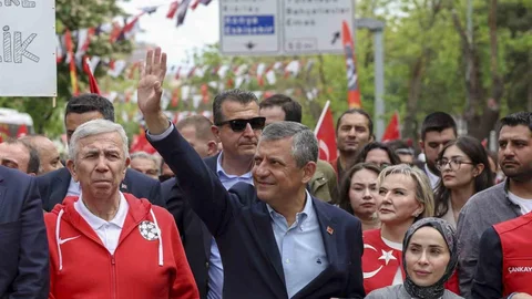 CHP Genel Başkanı Özel Gençlere Mesaj Verdi
