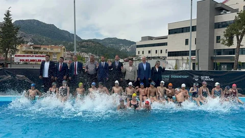 Marmaris’te Genç Sporculara Yüzme Havuzu Açıldı