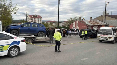 Sivas'ta Kavşakta İki Araç Çarpıştı
