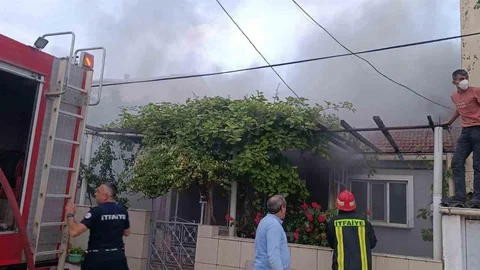Çanakkale'de Ahşap Ev Yangında Zarar Gördü