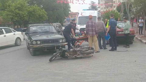 Gediz'de Motosiklet ve Otomobil Çarpıştı