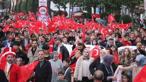 Bolu'da 200 Metrelik Türk Bayrağıyla Yürüyüş Düzenlendi
