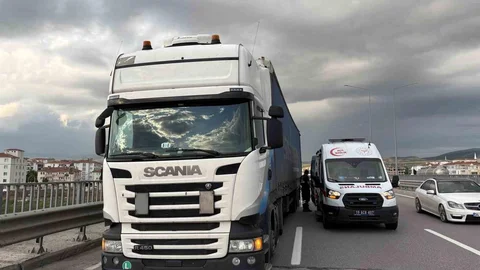 Çorum'da Tır ve Otomobil Çarpıştı