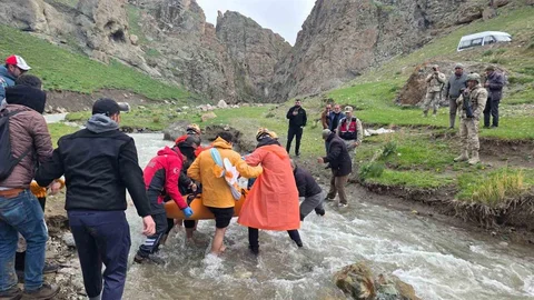 Van'da Dağda Mahsur Kalan Vatandaş Kurtarıldı