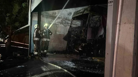 Başakşehir'de Tırda Yangın Çıktı