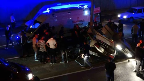 Kahramanmaraş'ta Direğe Çarpan Araçta 3 Yaralı
