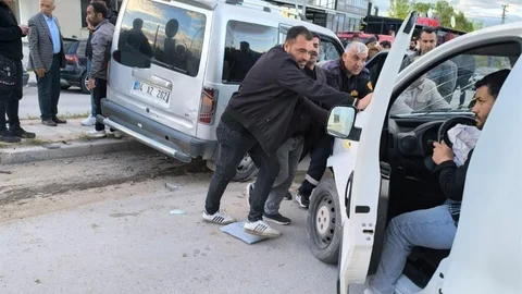 Van'da Kamyonet Çarpışması Yaşandı