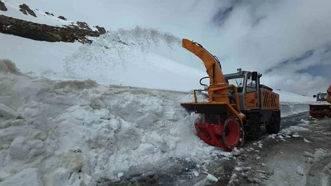 Van-Bahçesaray Yolunda Çalışmalar Tamamlanıyor