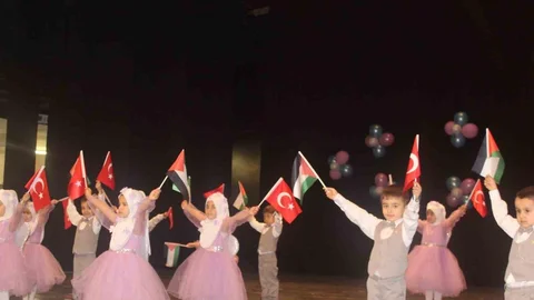 Mersin'de Miniklerin Sahne Performansı