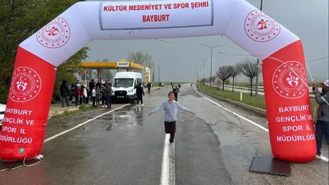 Demirözü'nde Gençlik Koşusu Düzenlendi