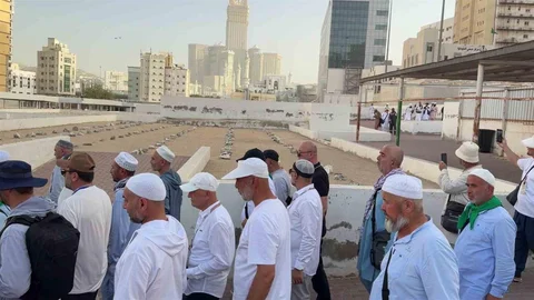 Hacı Adayları Mekke'de Cennetül Mualla'ya Akın Ediyor