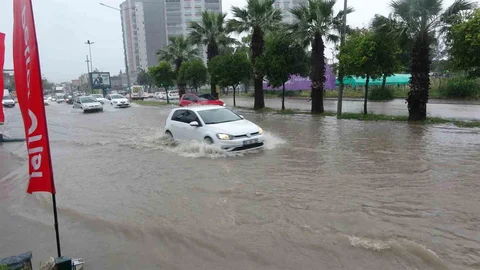 Adana'da Sağanak Yağış Dolu Sokaklar Göle Döndü