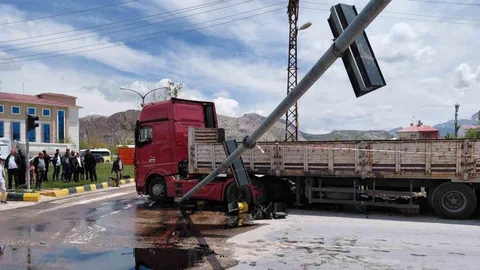 Van'da Tır Kazası: 1 Yaralı