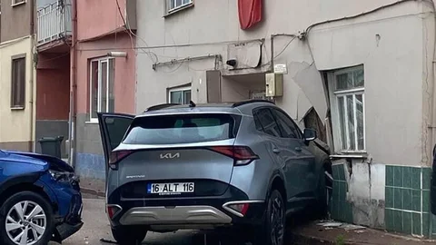 Bursa'da Trafik Kazası: Cip Eve Girdi