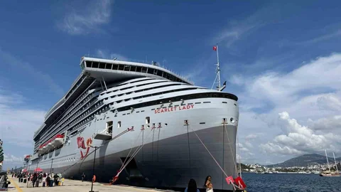 Dev Kruvaziyer Gemiler Bodrum'a Geldi