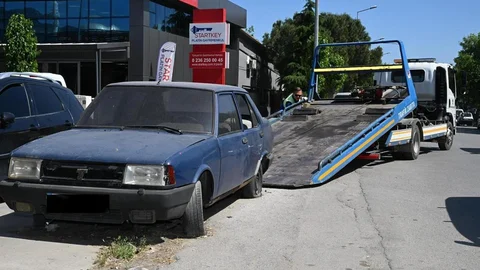 Manisa'da Hurda Araç Temizliği Yapılıyor