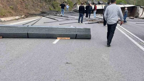 Zonguldak'ta Tır Devrildi, Trafik Durdu