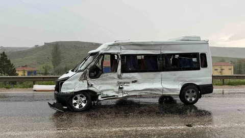 Karşı Şeride Geçen Tır Minibüsle Çarpıştı