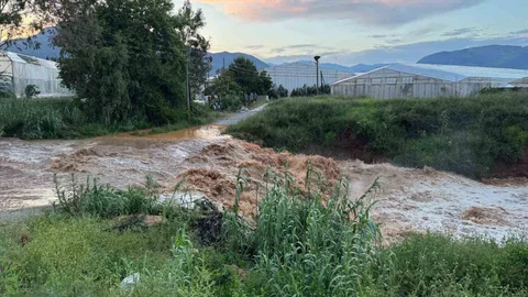 Mersin'de Sağanak Yağışlar Sel Getirdi
