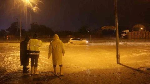 Hatay'da Sağanak Yağışlar Sel Oluşturdu