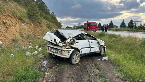 Uşak’ta Otomobil Şarampole Devrildi