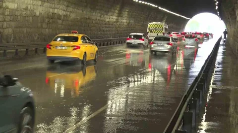 İstanbul'da Sağanak Yağış Etkili Oldu