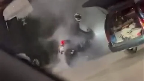 Bursa'da Akaryakıt İstasyonunda Lastik Yakan Motosiklet