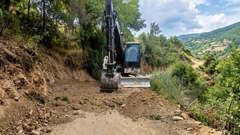 Efeler'de Yol Bakım Çalışmaları Devam Ediyor