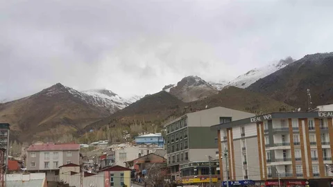 Başkale'de Mayıs Ayında Kar Yağışı