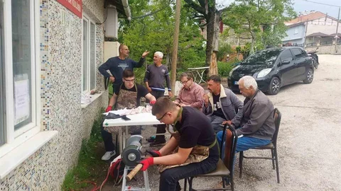 İnegöl'de Öğrenciler Bıçak Biledi