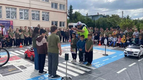 Minik Öğrencilere Trafik Eğitimi Verildi