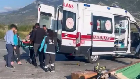 Söke'de Kamyonet ve Otobüs Çarpıştı