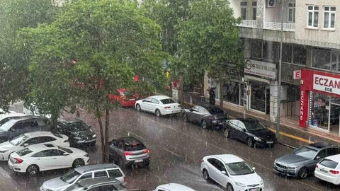 Diyarbakır'da Sağanak Yağış Etkili Oldu
