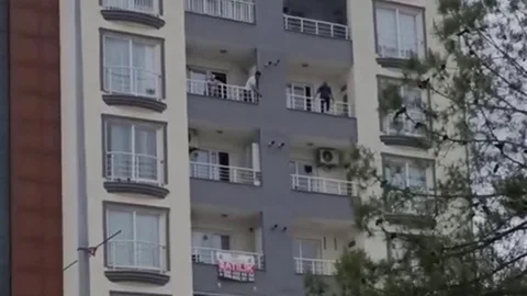 Adıyaman'da Balkondan Kendini Sarkıtan Şahıs Kurtarıldı
