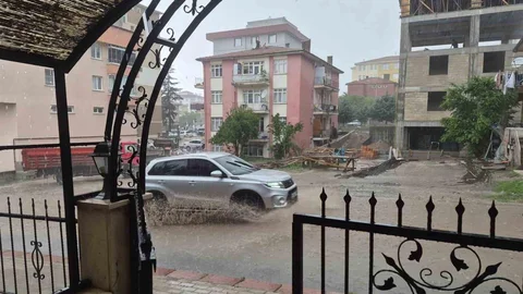 Ankara'da Sağanak Yağış Etkili Oldu