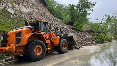 Ordu'da Heyelan Sonrası Yol Yeniden Açıldı