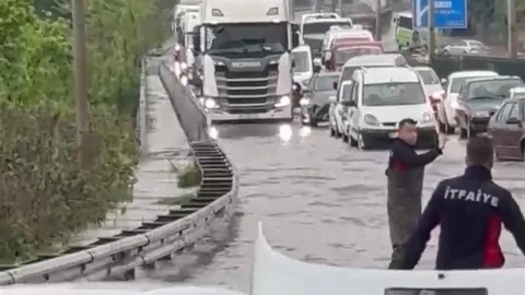 Alaplı'da Sağanak Yağış Trafiği Olumsuz Etkiledi