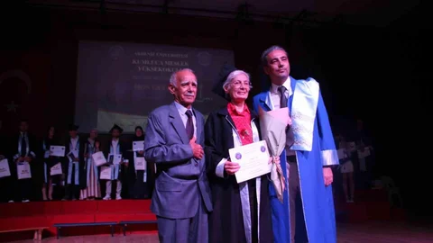 70 Yaşında Üniversite Mezunu Oldu