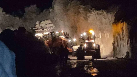 Van'da Bahçesaray Yolunda Çalışmalar Sürüyor