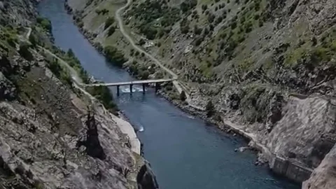 Karakaya Barajı'nda Su Tahliyesi Nedeniyle Köprü Kapatıldı