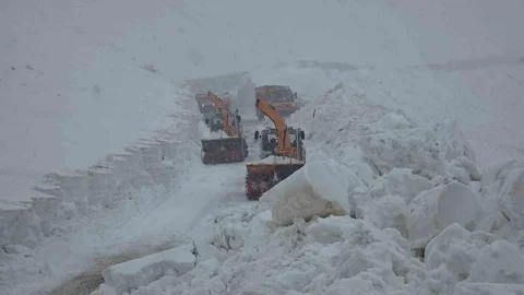 Van Bahçesaray Yolu İçin Ekipler Seferber Oldu