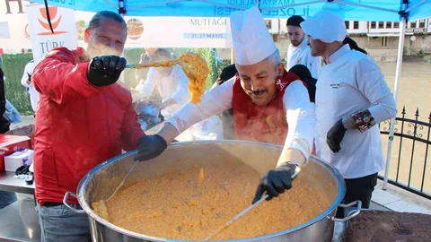 İki Kazan Dolusu Keşkek Amasya'da Dağıtıldı