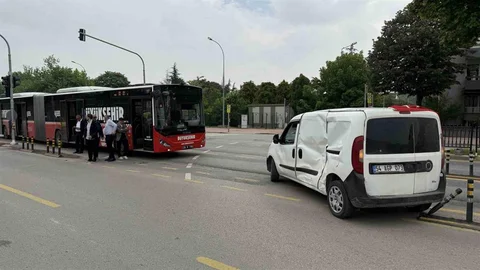 Sakarya'da Metrobüs ve Hafif Ticari Araç Çarpıştı