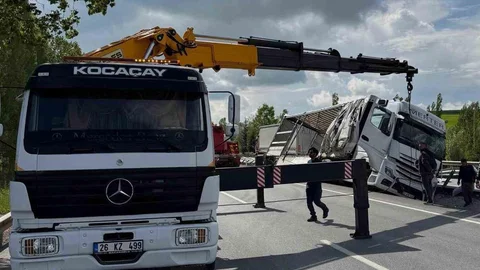 Eşya Yüklü Tır Refüje Yan Yattı
