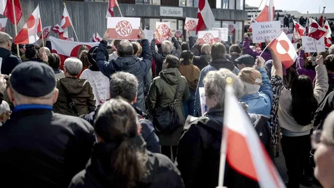 Grönland'da ABD Konsolosluğu Protesto Edildi
