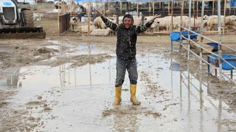 Adana'da Kurban Pazarı Su İçinde Kaldı