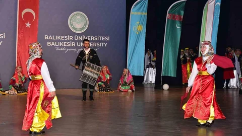 Türk Dünyası Renkleri Balıkesir'de Sergilendi